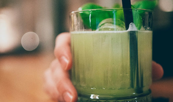 Cocktails in der Happy Hour im Anlagencafé in Schwäbisch Hall - hier ein Gin Basil Smash