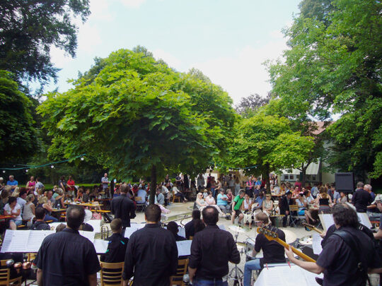 Big Band und Stadtorchester Schwäbisch Hall beim Frühshoppen-Konzert im Anlagencafé Schwäbisch Hall
